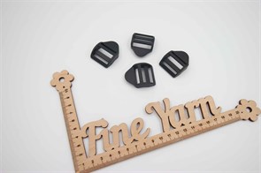 Пряжка регулятор трехщелевая силовая пластик 25 мм черный